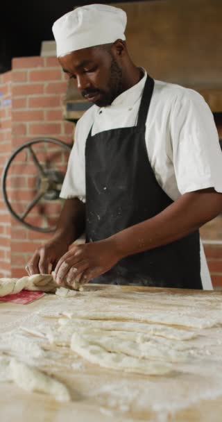 Вертикальное Видео Африканского Пекаря Мужчины Готовящего Тесто Пекарне Глобальный Бизнес — стоковое видео