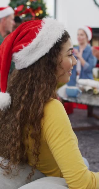 Verticale Video Van Glimlachende Biraciale Vrouw Kerstmuts Vieren Kerst Thuis — Stockvideo