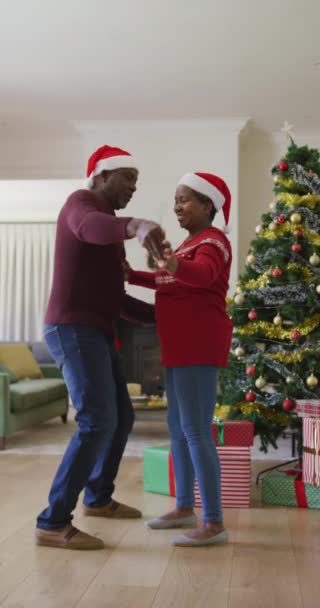 Pionowe Ujęcie Nóg Przed Kominkiem Boże Narodzenie Koncepcja Życia Domowego — Wideo stockowe