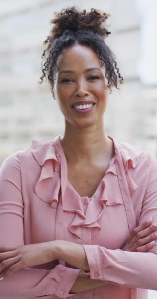 Vídeo Vertical Retrato Mulher Negócios Afro Americana Feliz Olhando Para — Vídeo de Stock
