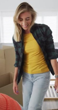 Taşınırken mutlu kadın çiftin kucaklaştığı dikey video. evde kaliteli zaman geçirmek.