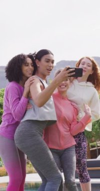 Farklı arkadaş gruplarının selfie çekerken çekilmiş dikey videoları. Birlikte evde güzel vakit geçirmek..