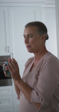 Kafkasyalı mutlu bir kadının portresinin dikey videosu.