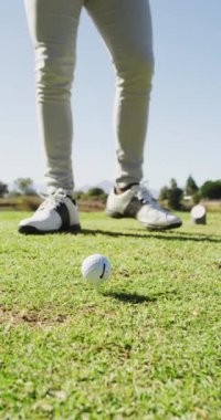 Güneşli bir günde erkek golfçünün golf sahasında oynadığı dikey video. sağlıklı ve aktif zaman.