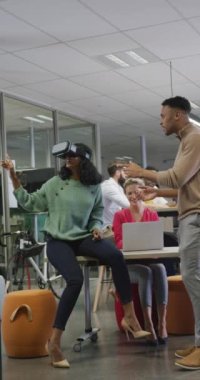 Çeşitli iş adamlarının ofiste konuştuğu ve kulaklık kullandığı dikey videolar. Yaratıcı ofis ve beden dahil olmak üzere küresel iş.