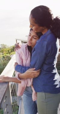 Mutlu kadın arkadaşlarının kucaklaşmasının dikey videosu. Arkadaşlık, evde birlikte zaman geçirmek..