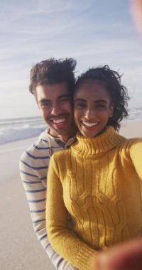 Güneşli sahildeki mutlu çift portresinin dikey videosu. sağlıklı, aktif zaman plaj tatili.