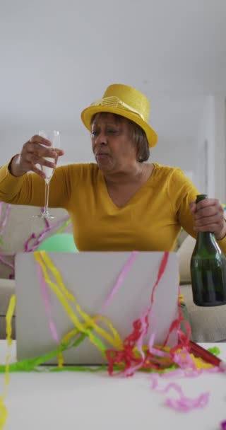 高级非洲裔美国妇女用香槟庆祝的垂直视频制作手提电脑视频通话 高级家庭生活方式 庆祝活动和通信技术 — 图库视频影像
