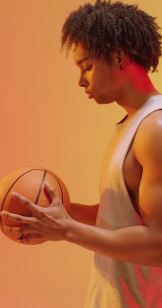 Вертикальне Відео Баскетболіста Ячем Помаранчевому Фоні Концепція Спорту Змагань — стокове відео
