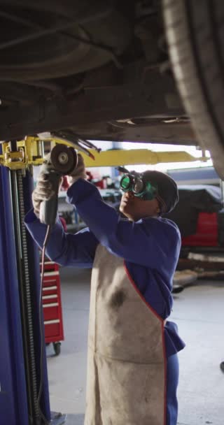 Vertical Video African American Female Car Mechanic Using Grinder Working — Stock Video