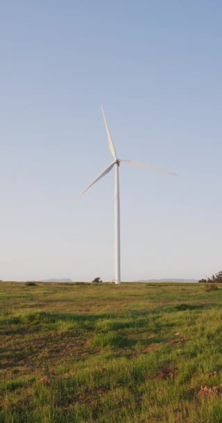 Vertikální Záběr Větrné Turbíny Venkově Koncept Udržitelnosti — Stock video