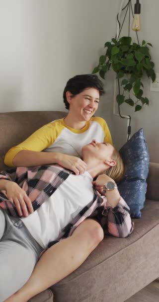 Pionowe Wideo Szczęśliwej Białej Pary Lesbijek Obejmującej Się Domu Spędzać — Wideo stockowe
