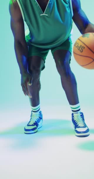 Vertikální Video Afrického Amerického Basketbalového Hráče Skákajícího Míčem Zeleném Pozadí — Stock video