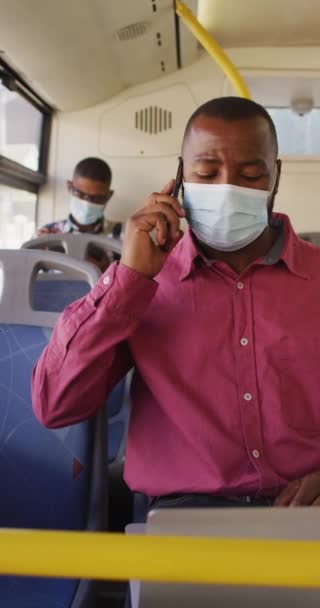 Vídeo Vertical Del Hombre Afroamericano Máscara Facial Autobús Utilizando Ordenador — Vídeos de Stock