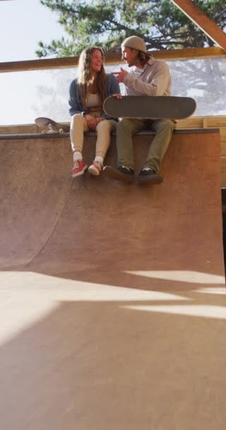 Vídeo Vertical Mulheres Caucasianas Homens Skatistas Parque Skate Skateboarding Esporte — Vídeo de Stock