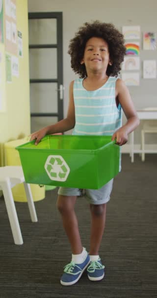 Vídeo Vertical Retrato Feliz Colegial Afroamericano Con Caja Reciclaje Escuela — Vídeos de Stock