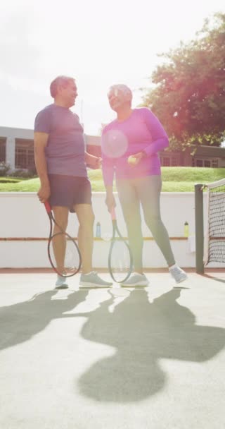 Vertikal Video Porträtt Glada Senior Biracial Par Spelar Tennis Tennisbana — Stockvideo