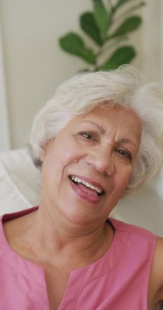 Video Ritratto Verticale Felice Donna Afroamericana Anziana Sorridente Salotto Stile — Video Stock