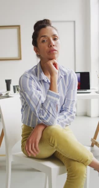 演播室里坐在椅子上的比利卡女性艺术家的垂直视频 手工艺 创意和创作过程概念 — 图库视频影像