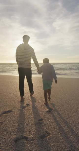 Вертикальне Відео Батька Сином Йде Сонячному Пляжі Здоровий Активний Час — стокове відео
