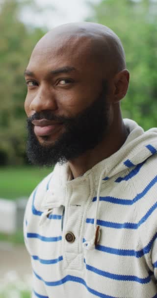 Video Ritratto Verticale Felice Uomo Afroamericano Con Barba Testa Rasata — Video Stock