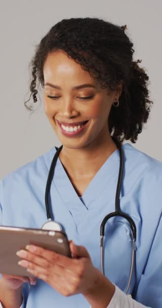 Függőleges Videó Boldog Biraciális Női Orvosról Aki Jegyzetel Egészségügyi Orvosi — Stock videók