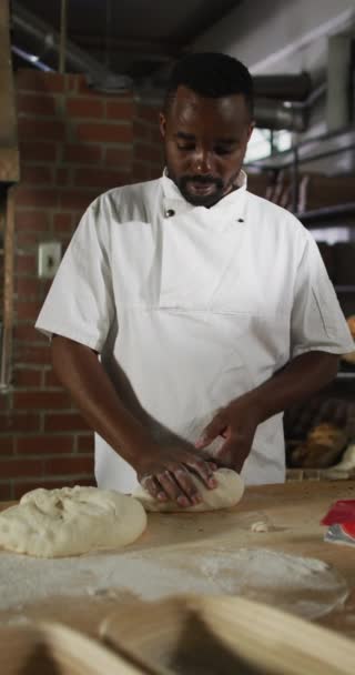 Вертикальное Видео Африканского Пекаря Мужчины Готовящего Тесто Пекарне Глобальный Бизнес — стоковое видео