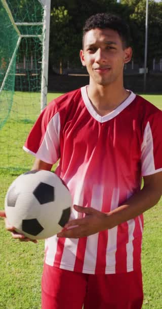 Vídeo Vertical Jugador Fútbol Birracial Con Pelota Campo Equipo Fútbol — Vídeos de Stock