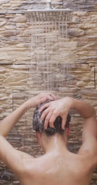 Κατακόρυφο Βίντεο Της Γυναίκας Biracial Λαμβάνοντας Ντους Στο Μπάνιο Ομορφιά — Αρχείο Βίντεο