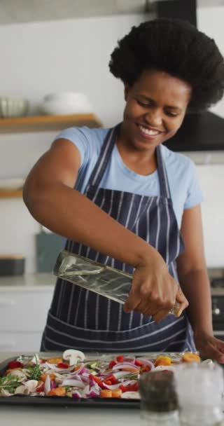 Vídeo Vertical Feliz Mujer Afroamericana Cocinando Casa Pasar Tiempo Solo — Vídeos de Stock