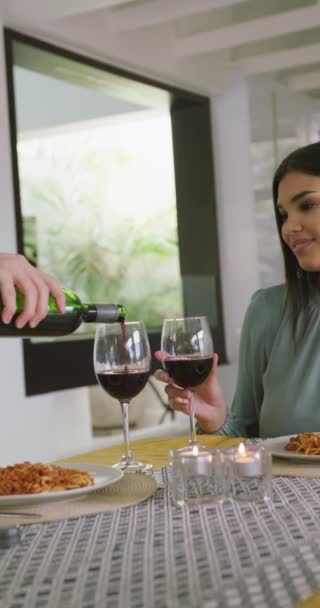 ワインを待っている幸せなアジアの女性の垂直ビデオ 生活と時間を共にするというコンセプト — ストック動画