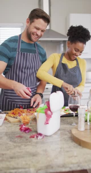 Vertikales Video Von Glücklichen Unterschiedlichen Paaren Beim Zubereiten Von Mahlzeiten — Stockvideo
