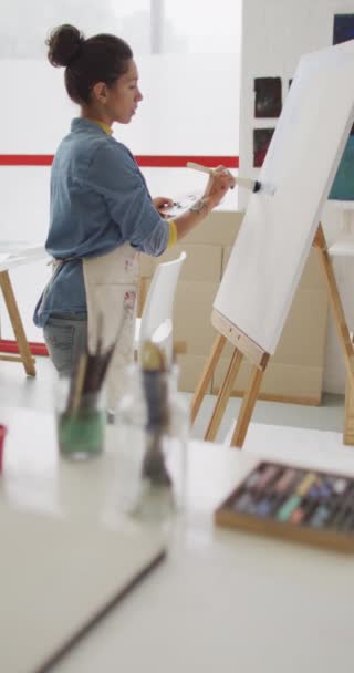 演播室里的白桦树女画家的垂直录像 手工艺 创意和创作过程概念 — 图库视频影像
