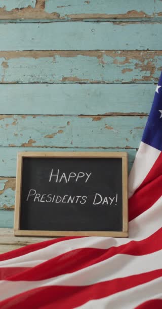 快乐总统的垂直视频在黑板上的文字与美国国旗相对于彩绘板 美国的爱国主义 传统和庆祝活动 — 图库视频影像