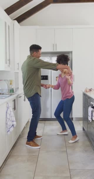 Vídeo Vertical Feliz Casal Afro Americano Dançando Cozinha Passar Tempo — Vídeo de Stock