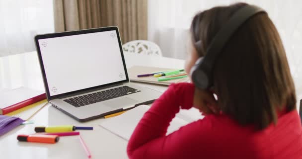 コピースペースのあるラップトップでオンラインレッスンを受けているアジアの女の子のビデオ 子供時代 Eラーニング 家庭教育 オンライン教育の概念 — ストック動画