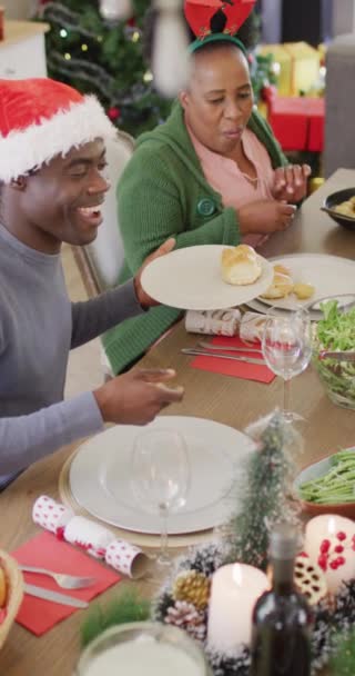 Pionowe Wideo Szczęśliwej Afrykańskiej Rodziny Jedzącej Świąteczną Kolację Spędzanie Czasu — Wideo stockowe