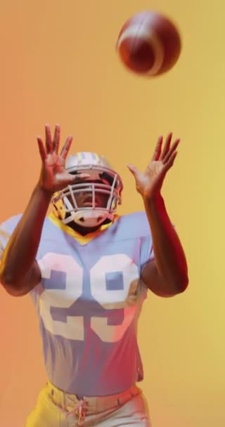 아프리카 미국인 선수의 영상에 오렌지 스포츠 활동적 — 비디오