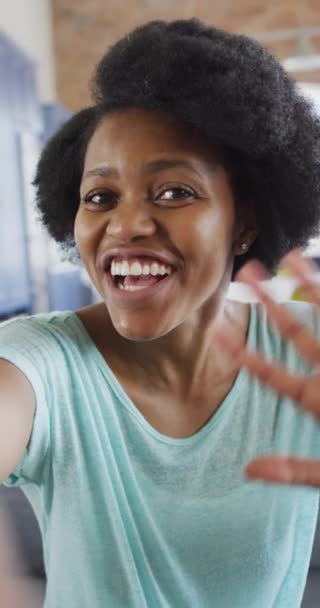 Vídeo Vertical Mulher Americana Africana Feliz Fazendo Videochamada Acenando Soprando — Vídeo de Stock