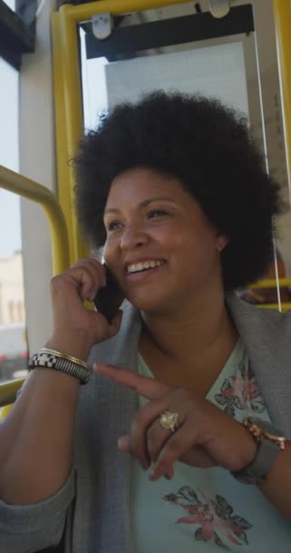 버스에서 스마트폰을 사용하는 크기의 여성의 도시에서 심부름을 — 비디오