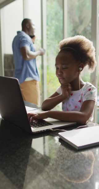 Vertikal Video Afrikansk Amerikansk Far Och Dotter Med Laptop Njuta — Stockvideo