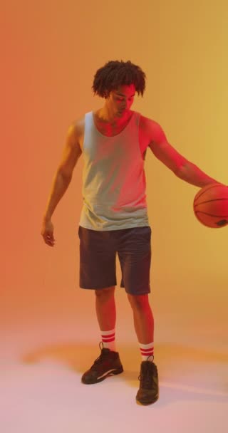 Vídeo Vertical Jugador Baloncesto Biracial Masculino Con Pelota Sobre Fondo — Vídeo de stock