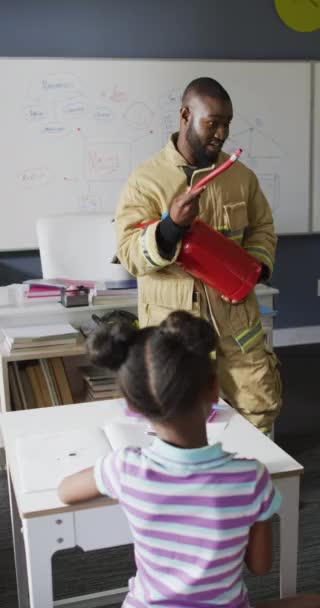多様な学童を持つ幸せなアフリカ系アメリカ人男性教師の垂直ビデオ 学校と教育と身体的包容力 — ストック動画