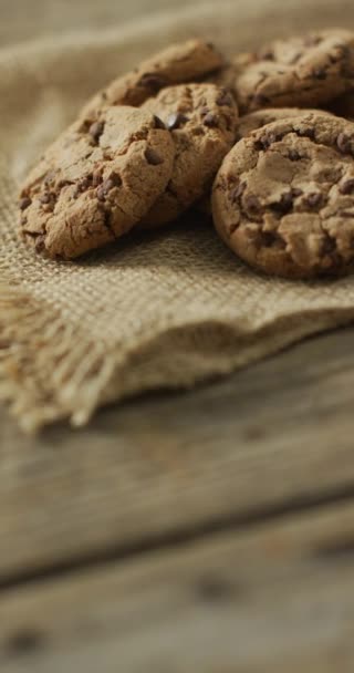 Video Verticale Biscotti Con Gocce Cioccolato Tessuto Sfondo Legno Alimenti — Video Stock