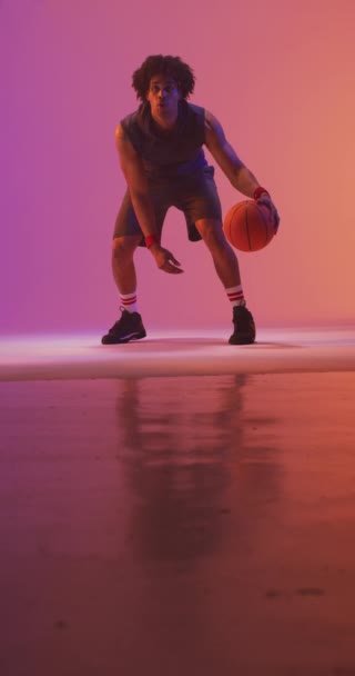 Вертикальне Відео Баскетболіста Ячем Рожевому Фоні Концепція Спорту Змагань — стокове відео