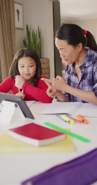 Pionowe Wideo Szczęśliwej Dwurasowej Matki Córki Korzystających Tabletu Domu Rodzina — Wideo stockowe