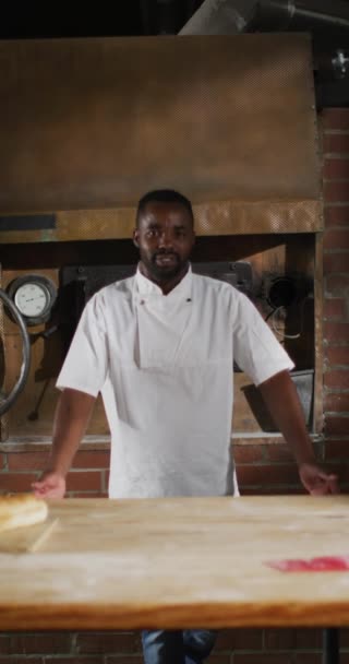 Pionowy Film Portretem Afrykańskiego Piekarza Piekarni Globalne Przedsiębiorstwa Piekarnie — Wideo stockowe