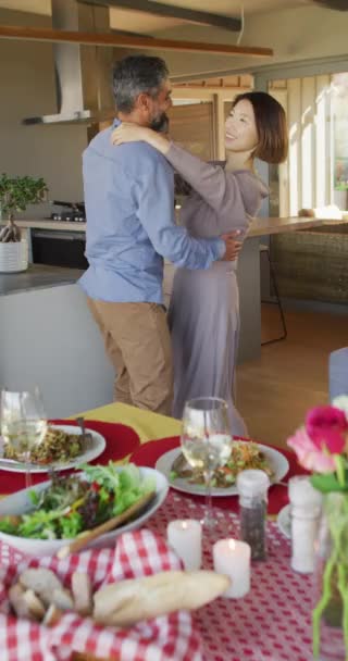 不同类型的快乐夫妻在家中手牵着手跳舞的垂直视频 在家中度过高质量的时光 — 图库视频影像