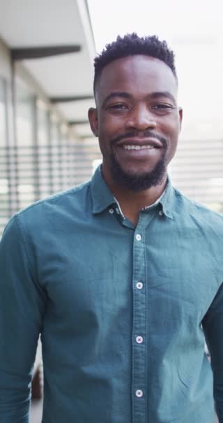 Вертикальне Відео Портретом Щасливого Афроамериканського Бізнесмена Який Дивиться Камеру Підприємство — стокове відео