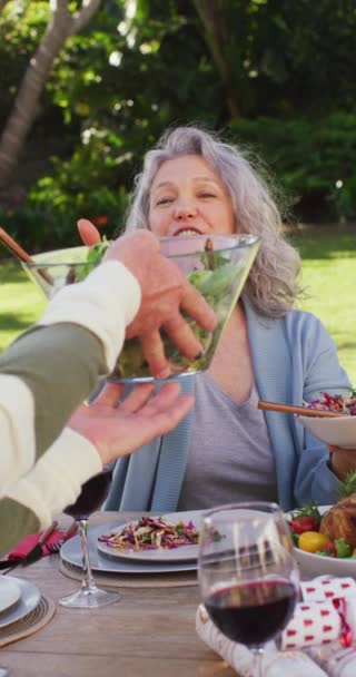 Vertikální Video Šťastné Bělošské Rodiny Která Večeří Zahradě Trávit Kvalitní — Stock video